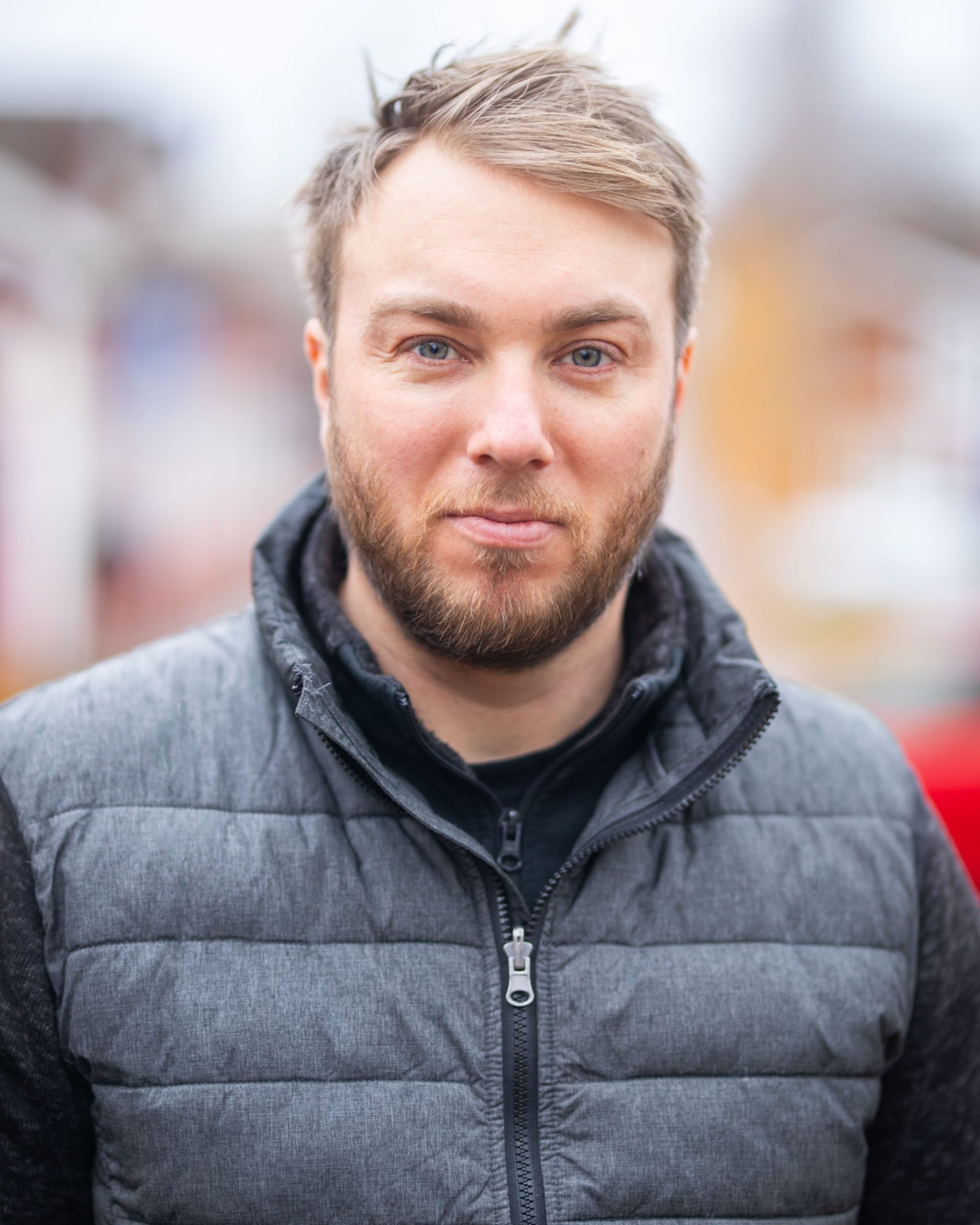 Porträttbild av Martin Sundlöf på Carlgrens El. Han står utomhus i Falun, Dalarna.